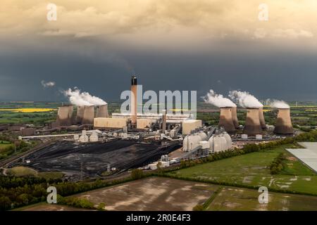 Blick aus der Vogelperspektive auf das Drax Power Station in North Yorkshire mit schmutzigen Rauchschornsteinen und Kühltürmen, die die Luft mit CO2-Emissionen verschmutzen Stockfoto