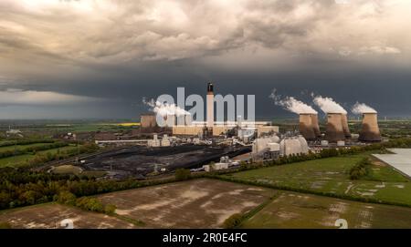 Blick aus der Vogelperspektive auf das Drax Power Station in North Yorkshire mit schmutzigen Rauchschornsteinen und Kühltürmen, die die Luft mit CO2-Emissionen verschmutzen Stockfoto