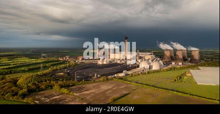 DRAX-KRAFTWERK, SELBY, UK - 5. MAI 2023. Blick aus der Vogelperspektive auf das Drax Power Station in North Yorkshire mit Rauchschornsteinen und Kühltürmen Stockfoto