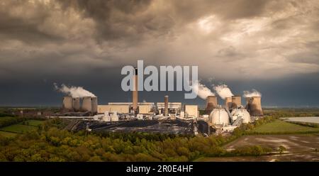Blick aus der Vogelperspektive auf das Drax Power Station in North Yorkshire mit schmutzigen Rauchschornsteinen und Kühltürmen, die die Luft mit CO2-Emissionen verschmutzen Stockfoto