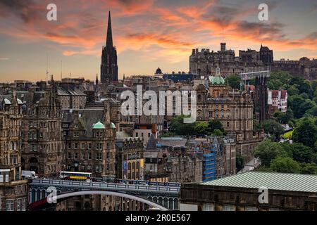 Blick vom Calton Hill über Edinburghs historische Altstadt mit dem Hub Events Centre Tower und Edinburgh Castle, Edinburgh, Schottland, Großbritannien Stockfoto