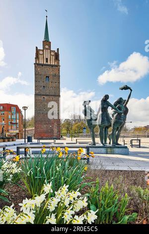 Skulptur von Reinhard Dietrich vor dem Kröpelintor Stockfoto