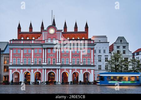 Rostock Rathaus mit gotischen Backsteinmauern und barocker Veranda Stockfoto