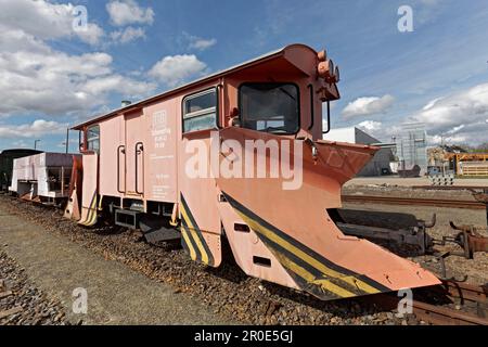 Schneepflug der Loessnitzgrundbahn, Schmalspurbahn Loessnitzdackel, Bahnhof Radebeul-Ost, Sachsen, Deutschland Stockfoto