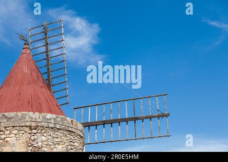 Region der Provence, Frankreich. Alte Mühle Fontvieille, gemacht aus Stein und Holz Stockfoto