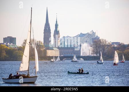 Blick auf Hamburger Sehenswürdigkeiten mit Segelbooten im Vordergrund Stockfoto