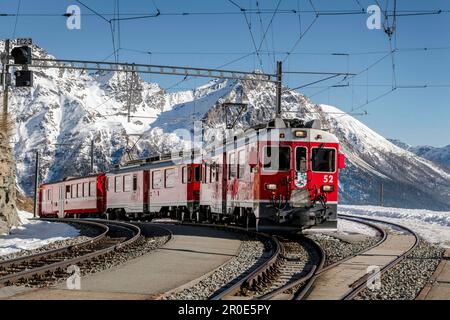 Schweiz, Engadin, Pontresina: Bahnhof ALP Gruem, Bernina Express, Zug, Rhaetische Bahn, UNESCO-Weltkulturerbe Stockfoto