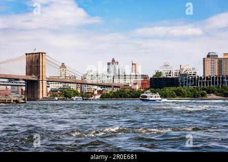 Blick auf die Brooklyn Bridge über den East River, Manhattan, New York City, USA Stockfoto