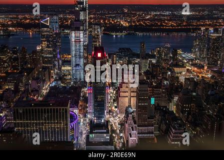 Blick auf die Abendlichter von Manhattan, New York City, USA Stockfoto