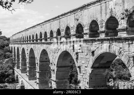 Die römischen Architekten und Hydraulikingenieure, die diese Brücke entwarfen, erschufen ein technisches und ein künstlerisches Meisterwerk Stockfoto