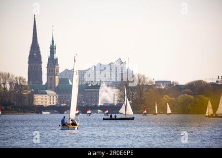 Die Hamburger Skyline mit Segelbooten im Vordergrund, Deutschland Stockfoto