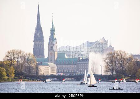 Die Hamburger Skyline mit Segelbooten im Vordergrund, Deutschland Stockfoto