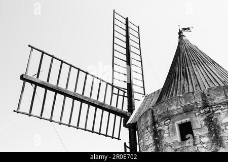 Region der Provence, Frankreich. Alte Mühle Fontvieille, gemacht aus Stein und Holz Stockfoto