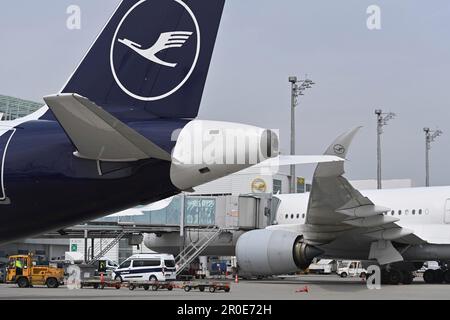 Das Oberste, Deutschland. 08. Mai 2023. Eindrücke vom Franz-Josef-Strauss-Flughafen München am 8. Mai 2023. Lufthansa Passagierflugzeug, Ruder mit Kran, Logo, Emblem. ? Kredit: dpa/Alamy Live News Stockfoto