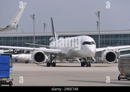 Das Oberste, Deutschland. 08. Mai 2023. Eindrücke vom Franz-Josef-Strauss-Flughafen München am 8. Mai 2023. Lufthansa Airbus A350-900 Rolling zum Start. ? Kredit: dpa/Alamy Live News Stockfoto