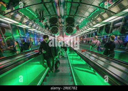 Rolltreppen an einer U-Bahnstation, Helsinki, Finnland (das nördlichste U-Bahnnetz der Welt) Stockfoto