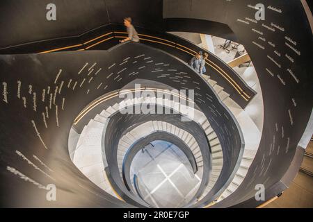 Eine Wendeltreppe in der Zentralbibliothek von Oodi, Helsinki, Finnland Stockfoto