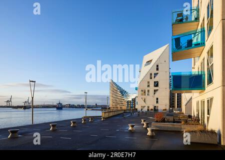 Die neue Uferpromenade in Aarhus mit der charakteristischen Fassade von Isbjerget, Aarhus, Dänemark Stockfoto