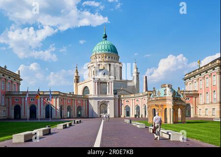 Der Innenhof des Stadtpalastes (heute Sitz des bundesparlaments) mit Blick auf St. Nicholas' Kirche, Potsdam, Brandenburg, Stockfoto