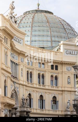 Die Kuppel der Galleria Umberto Primo von außen, Neapel, Kampanien, Italien Stockfoto