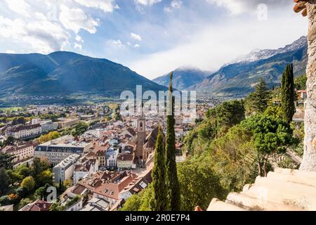 Blick auf Merano vom Pulverturm auf dem Tappeinerweg, Südtirol, Italien Stockfoto