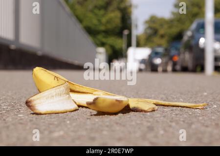 Entsorgte Bananenhaut auf Gehwegen mit selektivem Fokus Stockfoto