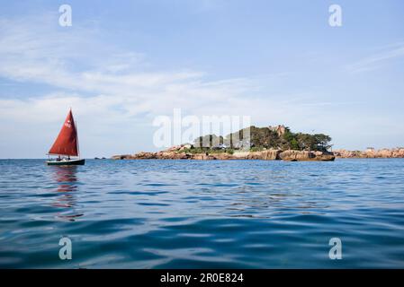PHARE de Ploumanach, Leuchtturm, Sentier des Douaniers, GR34, Zollweg, Ploumanach, Perros-Guirec, Cote de Granit Rose (Rosa Granitküste), Cote Stockfoto