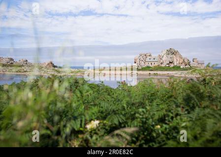 Le Gouffre de Plougrescant, Haus zwischen zwei Felsen, Plougrescant, Cotes d'Armor, Bretagne, Frankreich Stockfoto