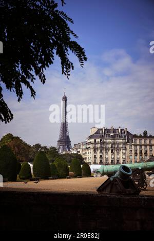 Artilleriekanone am Invalidendom mit dem Eiffelturm im Hintergrund, Paris, Frankreich Stockfoto
