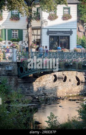 Monschau, Altstadt, Blick über den Laufenbach zur Rurstraße, Nordrhein-Westfalen, Deutschland Stockfoto