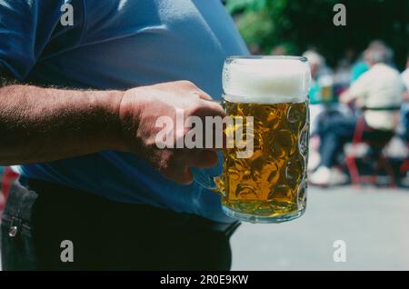 Mann mit einem Liter Bier, Bayern, Deutschland Stockfoto