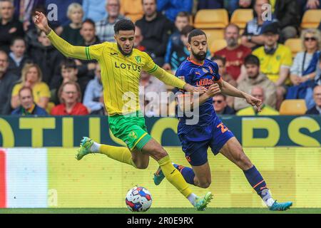 Norwich, Großbritannien. 08. Mai 2023. Andrew Omobamidele #4 von Norwich City bricht mit dem Ball, gefolgt von CJ Hamilton #22 von Blackpool während des Sky Bet Championship-Spiels Norwich City gegen Blackpool in der Carrow Road, Norwich, Großbritannien, 8. Mai 2023 (Foto von Alfie Cosgrove/News Images) in Norwich, Großbritannien, am 5./8. Mai 2023. (Foto: Alfie Cosgrove/News Images/Sipa USA) Kredit: SIPA USA/Alamy Live News Stockfoto