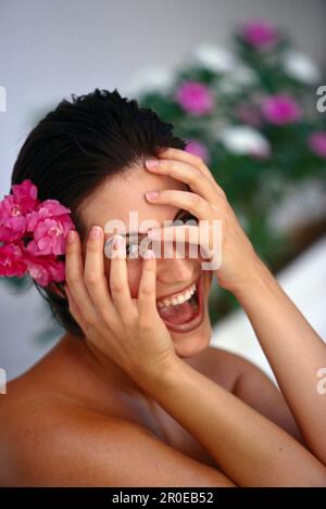 Porträt einer jungen Frau mit Blüten im Haar Stockfoto