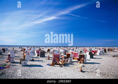 Urlauber entspannen sich am Strand, St. Peter Ording, Schleswig-Holstein, Deutschland Stockfoto