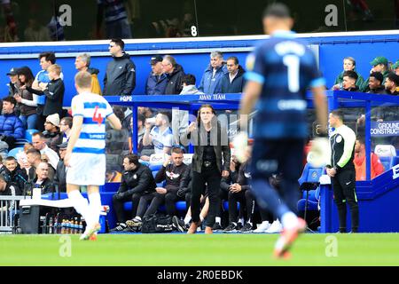 London, Großbritannien. 08. Mai 2023. Queens Park Rangers Manager, Gareth Ainsworth, wurde am 8. Mai 2023 beim EFL Sky Bet Championship Match zwischen Queens Park Rangers und Bristol City im Kiyan Prince Foundation Stadium in London, England, gesehen. Foto von Carlton Myrie. Nur redaktionelle Verwendung, Lizenz für kommerzielle Verwendung erforderlich. Keine Verwendung bei Wetten, Spielen oder Veröffentlichungen von Clubs/Ligen/Spielern. Kredit: UK Sports Pics Ltd/Alamy Live News Stockfoto