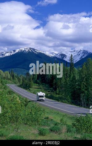 Camper am Stewart Cassier Highway im Sonnenlicht, British Columbia, Kanada, Amerika Stockfoto