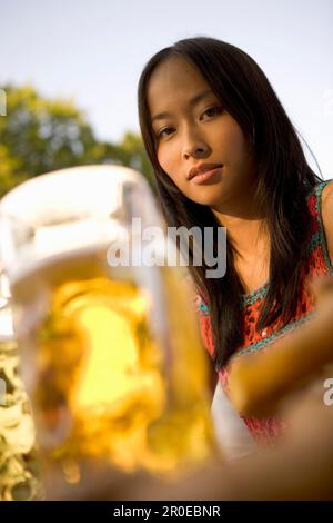 Junge Frau mit bierkrug im Biergarten München, Bayern Stockfoto