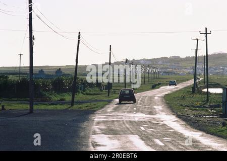 Autos auf einer Bezirksstraße, Achill Island, County Mayo, Irland, Europa Stockfoto