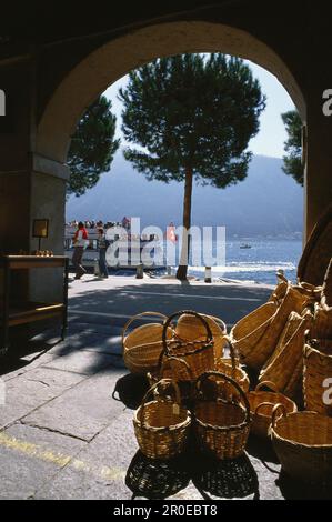 Blick durch einen Torbogen in Richtung Luganer See, Morcote, Tessin, Schweiz Stockfoto