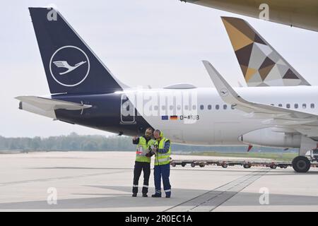 Das Oberste, Deutschland. 08. Mai 2023. Eindrücke vom Franz-Josef-Strauss-Flughafen München am 8. Mai 2023. Zentrale, Bodenpersonal. Betreiber, Frachtpersonal? Kredit: dpa/Alamy Live News Stockfoto