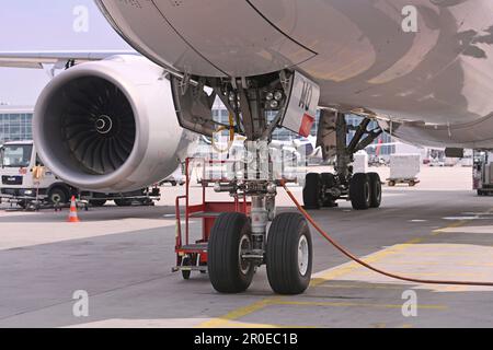 Das Oberste, Deutschland. 08. Mai 2023. Eindrücke vom Franz-Josef-Strauss-Flughafen München am 8. Mai 2023. Fahrwerk und Motor einer Airbus A350-Freigabe? Kredit: dpa/Alamy Live News Stockfoto