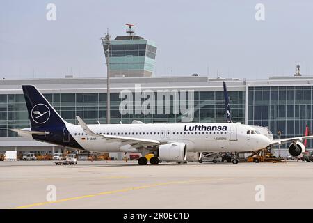 Eindrücke vom Franz-Josef-Strauss-Flughafen München am 8. Mai 2023. Lufthansa Airbus A320 Neo Passagierflugzeug vor dem Satellitenterminal, Terminal 2, Rollen zum Start. ? Stockfoto