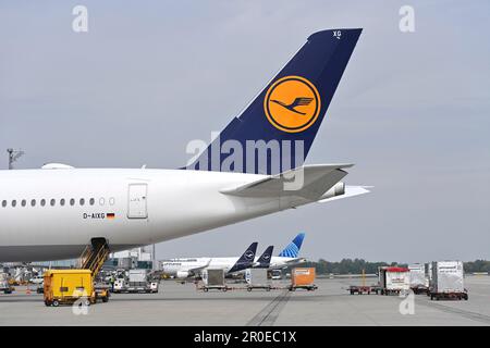 Das Oberste, Deutschland. 08. Mai 2023. Eindrücke vom Franz-Josef-Strauss-Flughafen München am 8. Mai 2023. Lufthansa Passagierflugzeug, Ruder mit Kran, Logo, Emblem. ? Kredit: dpa/Alamy Live News Stockfoto