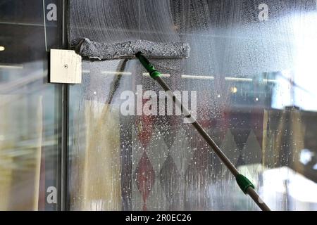 Das Oberste, Deutschland. 08. Mai 2023. Eindrücke vom Franz-Josef-Strauss-Flughafen München am 8. Mai 2023. Fensterreiniger Scheibenwischer, Fensterreinigung. ? Kredit: dpa/Alamy Live News Stockfoto