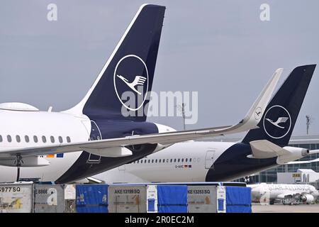 Das Oberste, Deutschland. 08. Mai 2023. Eindrücke vom Franz-Josef-Strauss-Flughafen München am 8. Mai 2023. Lufthansa Passagierflugzeug, Ruder mit Kran, Logo, Emblem. ? Kredit: dpa/Alamy Live News Stockfoto