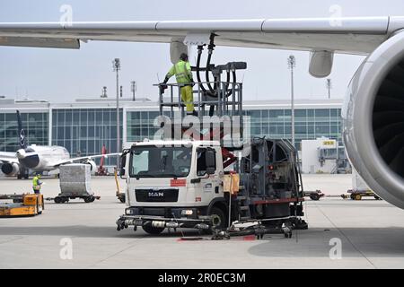 Das Oberste, Deutschland. 08. Mai 2023. Eindrücke vom Franz-Josef-Strauss-Flughafen München am 8. Mai 2023. Abfertigung, Bodenpersonal, Betankung, Tankschiff, Kraftstoff, Kerosin. ? Kredit: dpa/Alamy Live News Stockfoto