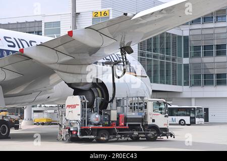 Das Oberste, Deutschland. 08. Mai 2023. Eindrücke vom Franz-Josef-Strauss-Flughafen München am 8. Mai 2023. Abstand. Bodenpersonal. Fahrer, Betanken, Tanker, Treibstoff, Kerosin. ? Kredit: dpa/Alamy Live News Stockfoto