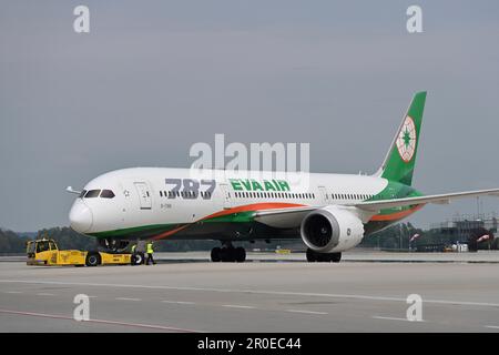 Das Oberste, Deutschland. 08. Mai 2023. Eindrücke vom Franz-Josef-Strauss-Flughafen München am 8. Mai 2023. Boeing 787 von EVA AIR, Rückstoß, Fahrzeug? Kredit: dpa/Alamy Live News Stockfoto