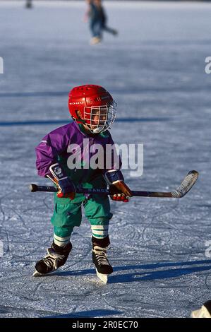 Beim Junge Eishockeyspiel, Woerthsee, Bayern Deutschland Stockfoto