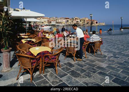 Leute in einem Café am Hafen von Chania, Kreta, Griechenland, Europa Stockfoto